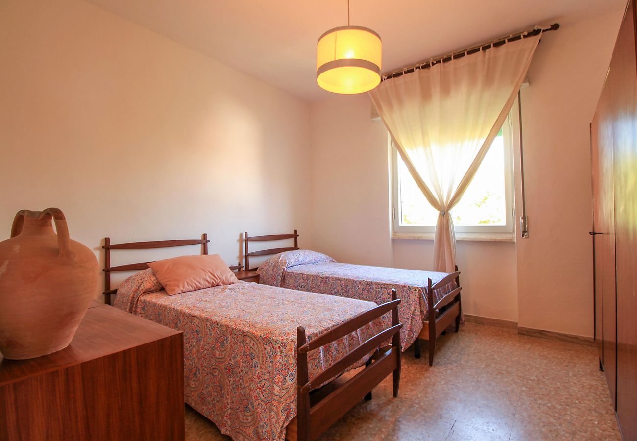 Castiglione della Pescaia-Anna Apartment-The bedroom with two single beds