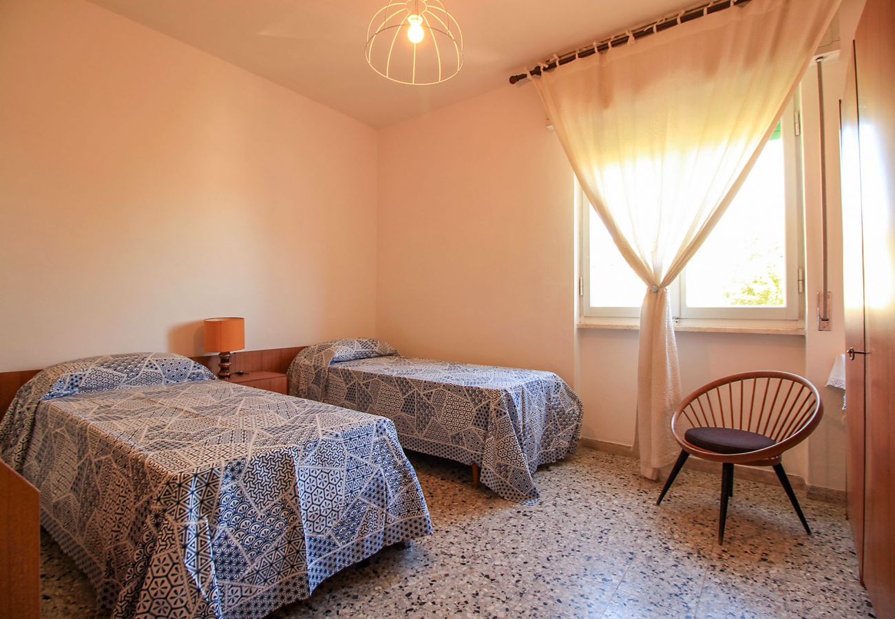 Castiglione della Pescaia - Anna Apartment - The second bedroom with two beds
